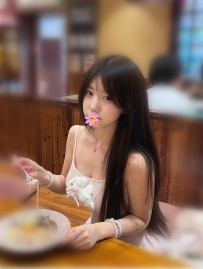 大一新生 剛滿19 很嫩 奶很軟 吹功生澀但認真 很緊 進去的時候她抖了一下