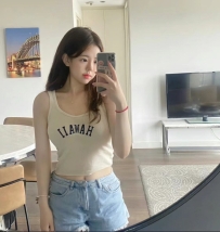 擁有一雙成熟迷人的眼眸，蕩漾著智慧和靈氣。她身材苗條玲瓏  C罩杯的胸部讓人垂涎欲