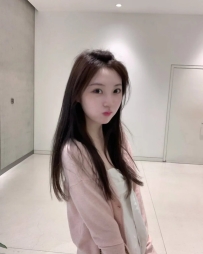 身材勻稱飽滿 腰細臀翹 皮膚白嫩 擁有可愛甜美笑顏 笑起來眼睛彎彎