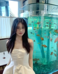 小蓓，20歲、160cm，C罩杯。個性活潑開朗，總是充滿陽光與正能量，笑容甜美又帶點調皮