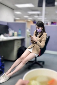 花X銀行OL 婀娜多姿的身材曲線  雪白嬌嫩的粉乳 看著就想咬一口