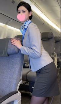 ✈️航空系氣質✨ 長腿加上纖細身材特別吸睛💕  笑起來很甜 很有女友感