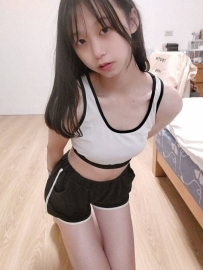 在校女大學生   嬌小可愛蘿莉  初次相約 願溫柔以待    #嬌...