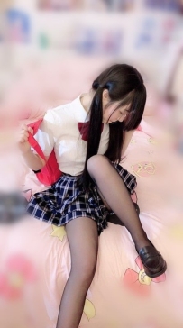 是一位私底下很騷的貧乳蘿莉妹 上國中的時候都已經開始談戀愛 有性愛經驗了