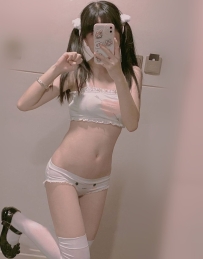 小斐 160cm 45 C 18歲  #新妹兼職 甜美清純的粉嫩少女