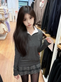 活力四射的魅力。她就像一團火熱燃燒的火焰，充滿激情和活力。她獨立自主