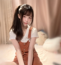 嬌小可愛，活潑體貼，簡直就是夢想中的軟萌小學妹 純真可愛的笑容充滿治癒力，