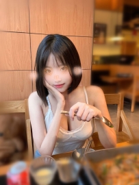 天真無邪的學生妹，眼神裡閃爍著一絲俏皮與誘惑。