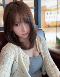 精緻五官，天生麗質，舉手投足間散發高雅魅力。  活潑甜美，笑容撩人，讓人心跳加速、