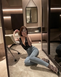 長腿氣質姐姐，舉手投足都帶著知性魅力，擅長營造放鬆舒適的氛圍