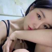 前凸後翹 聲音甜美 尤物女友  纖細曲線奶超大 柔媚嬌俏 攝人心魂的  身材跟眼神