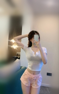 玲瓏有致小蠻腰，  婀娜多姿的身體挑逗你的心  嫺熟的口技讓你的小頭充分滿足 在床上