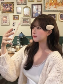 長髮冷豔氣質 臉蛋高級感滿滿 走在路上回頭率超高講話不多