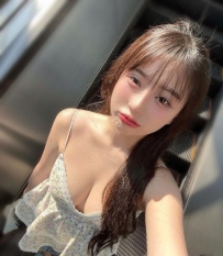 秀氣可愛臉蛋，笑容超甜、撒嬌賣萌的俏皮模樣讓你恨不得立馬擁入懷中呵護，