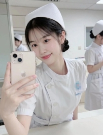 偷偷下海的清純護士妹長相甜、聲音奶，性格溫柔害羞，互動卻很黏