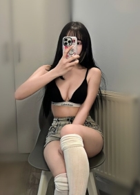 一碰就濕 水多到噴床單 緊穴夾到你抽搐  長得漂亮 身材比例超讚！