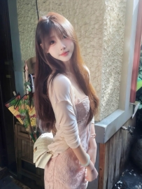 笑起來無害 轉身的瞬間 卻讓人心底燒起來 就像陽光一樣 熱烈得讓人想靠近 又危險得讓