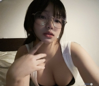大奶 可甜美可御，甜美清秀精緻的鵝蛋臉 加上她特別出色的身材