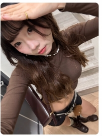 身材高挑勻稱，穿著緊身小上衣渾圓大奶呼之欲出，