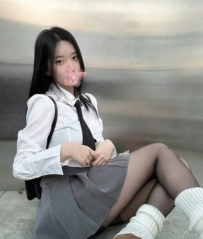 外貌清純乾淨，身材小隻馬曲線很好，萌萌大眼美美Der~ 聲音細柔很好聽，內在粉嫩嫩的