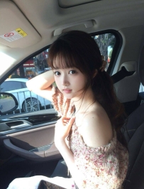 皮膚亮白滑到不行  口技細膩會一邊舔一邊看你  床上整個貼好貼滿不喊停