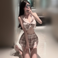 超模身材，身上總是帶著淡淡香水味好聞不膩，很會穿搭高顏值