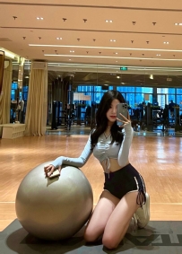 清純美腿正妹價位：8000   佩恩 166cm-23歲-C奶-45kg