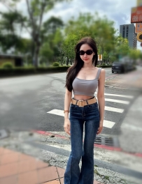 流量私播女主播 · 性感爆乳 「螢幕前的夢幻逸品親臨， 獨家『#波浪式高壓收縮』