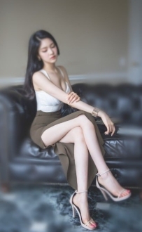 火辣誘人 前凸後翹   深V上衣超短裙高跟鞋是他的必備服裝