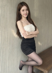 性感幹練女秘書 魔鬼身材藏在OL套裝下 黑色絲襪高跟鞋永遠搭配得宜 外表專業冷艷