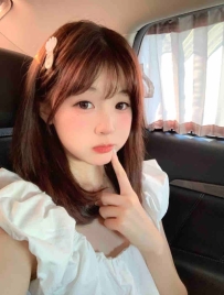 是個嬌小可愛的蘿莉。  這是她第一次下海，所以有些青澀。