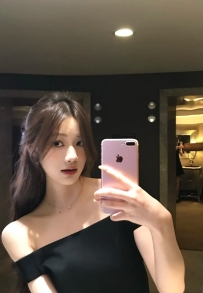 高顏值白皮膚質美女肌膚白得發光細膩光滑得幾乎沒有瑕疵優雅高級氣質