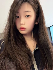 細腰長腿，黑絲制服性感，微笑中帶迷惘  鮑魚濕潤多汁，性格迷離誘人