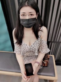 在職數學老師 超大車頭燈  低領衣讓「白皙爆乳」跑出來
