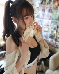 超嬌小D奶小甜心～圓臉大眼+軟萌笑容，一見你就想抱緊不放～