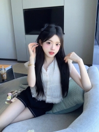 外型甜美可愛氣質高雅 個性有點害羞 聲音好輕柔很好聽 敏感又悶騷