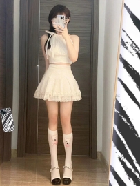 圓圓 158.C.19歲咪咪穴穴都是粉嫩的，小穴輕輕一舔就會淫水氾濫，她可能沒有滿分的服