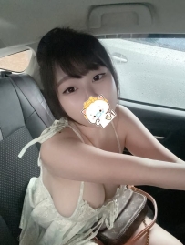 她可是網紅界的胸部傳奇，一出場就能讓所有人眼睛發直！