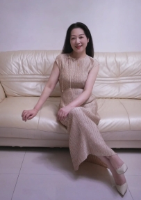 身形高挑勻稱，胸型豐滿飽滿，曲線優雅流暢，舉手投足間散發成熟韻味 眼神溫柔有神，