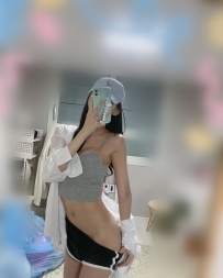 擁有名模般的比例，極致的「螞蟻腰」搭配彈性實足的小翹臀，視覺上極具衝擊力。