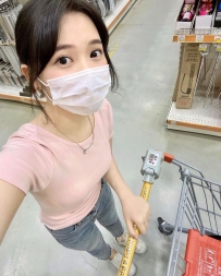 甜美的笑容 擁有一雙誘人的美腿     穴小緊實  很淫蕩很有女友fu