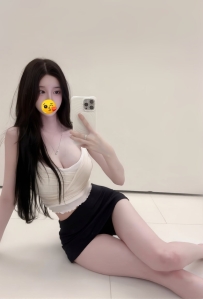 沐沐 168 / 50kg / E杯 / 23歲（顏控） 腰瘦腿直 私下完全變成黏人的小妖精