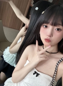 清純鄰家妹，對性愛充滿好奇，她有著一張清純甜美的臉龐，