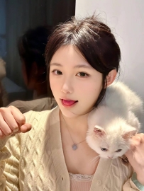 甜美可愛，擁有纖細小蠻腰，搭配勻稱修長令人賞心悅目，她充滿活力，可愛又健談，