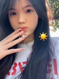 在校在家都是乖乖女 為分擔家裡的壓力報班  鄰家女孩很單純