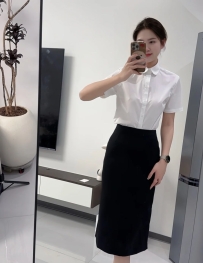 瑩兒 164cm E奶 48kg 29歲 仲房業務員 瑩兒看起來纖細苗條