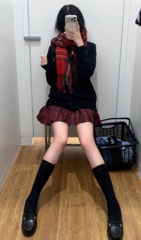 清純系學生妹，乖巧、聽話、第一次下海。腿細腰細、小奶尖挺，臉是蘿莉、身材卻火辣到