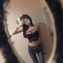 酒館DJ 很有氣質 人也很漂亮 打扮時尚 皮膚白皙光滑 小俏皮