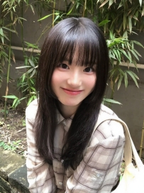 乾乾淨淨的學生氣息 一笑起來有小梨渦 甜到讓人心軟