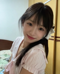 像鄰家小妹妹，但在互動時卻意外會撩人，聲音軟糯甜美， 講話活潑有趣，充滿青春少女